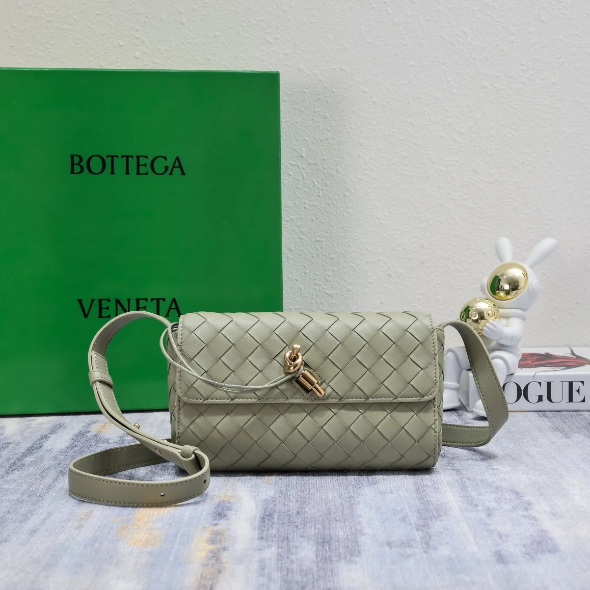 Batch 1420 Bottega Veneta's new style 🆕 mini andiamo bag is so pretty. The dark brown color is very versatile. It is high-end and casual and sexy. Andiamo is not only a commuter bag 🥰 It can be worn crossbody and carried by hand, and it is no problem to match it with evening wear. It can be matched with clothes casually, showing high-end elegance. Style number: 5545 Size: 21.5*13*4.5cm